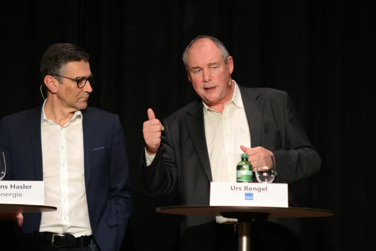 Zwei Vertreter von Stromversorgern: Clemens Hasler von SN Energie und Urs Rengel von der EKZ. Einig waren sich die beiden Herren nicht immer. Die Podiumsdiskusion in Wald zum Thema Windkraft.